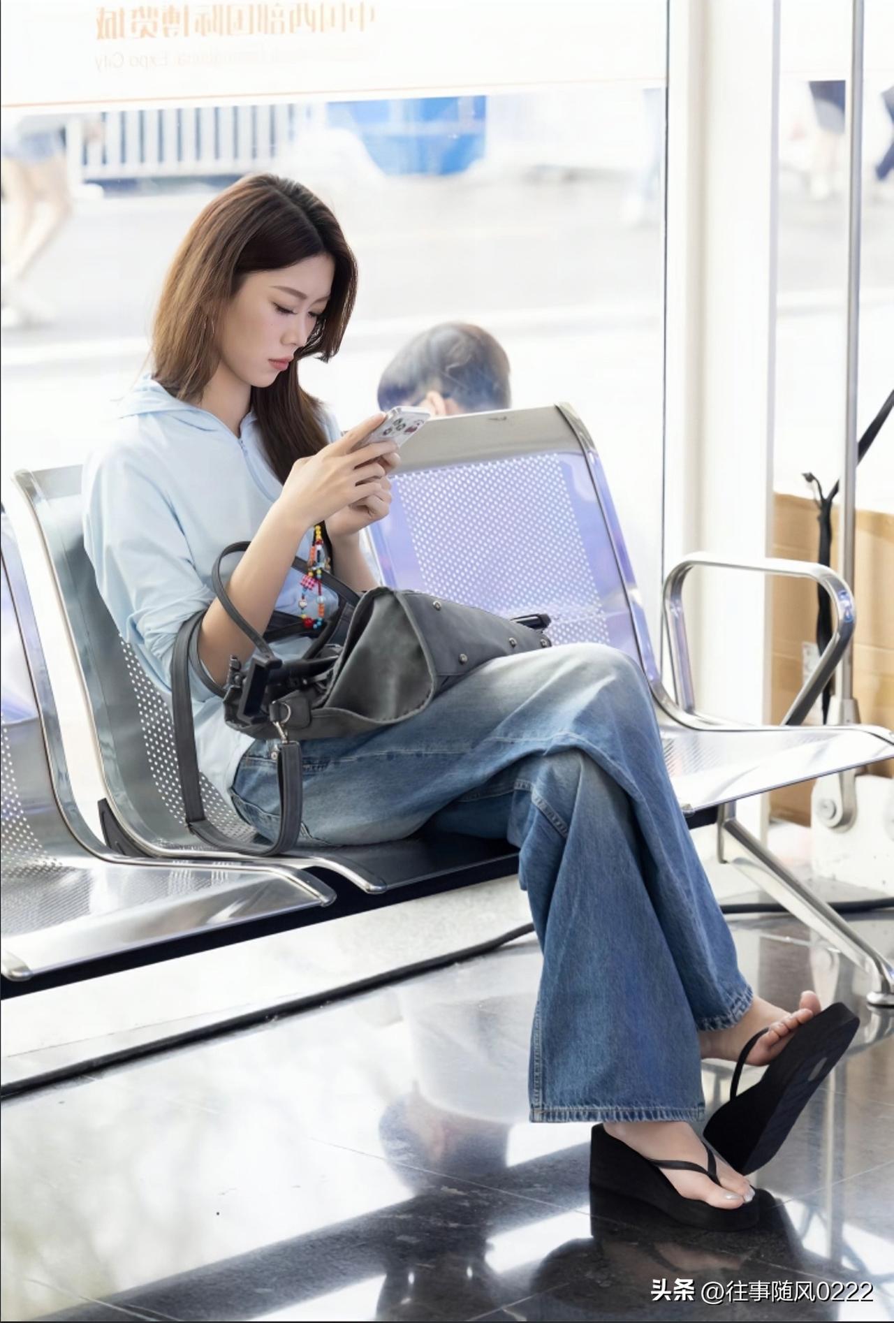 静坐候车时  心随手机游