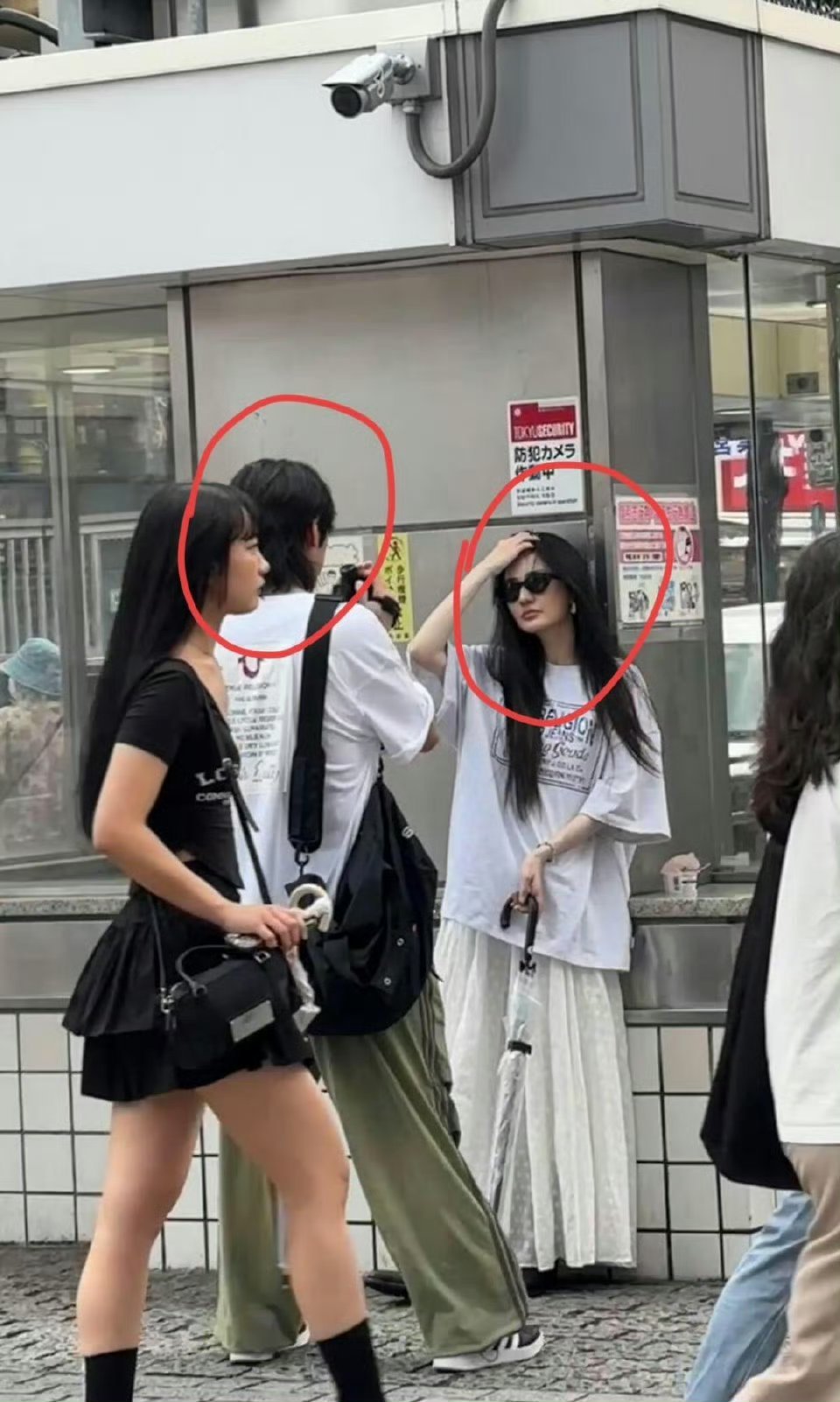 徐璐 吴崇轩听说这个男的不仅让徐璐花钱，还骗她的资源提升自己的咖位，还打架斗殴.