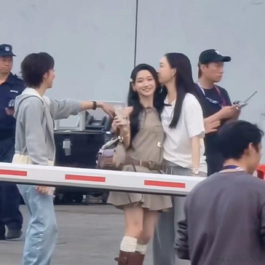 浪姐 夹心饼干吻乘风2026完全不藏着自己的好感，姐姐们见面相处随时都有甜甜的吻