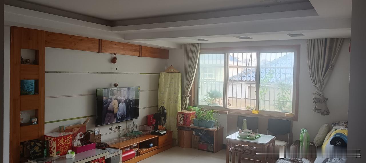 本人有意出售自己房产一套，售价35万，面积97个平方，三室一厅一厨一卫。位置在长