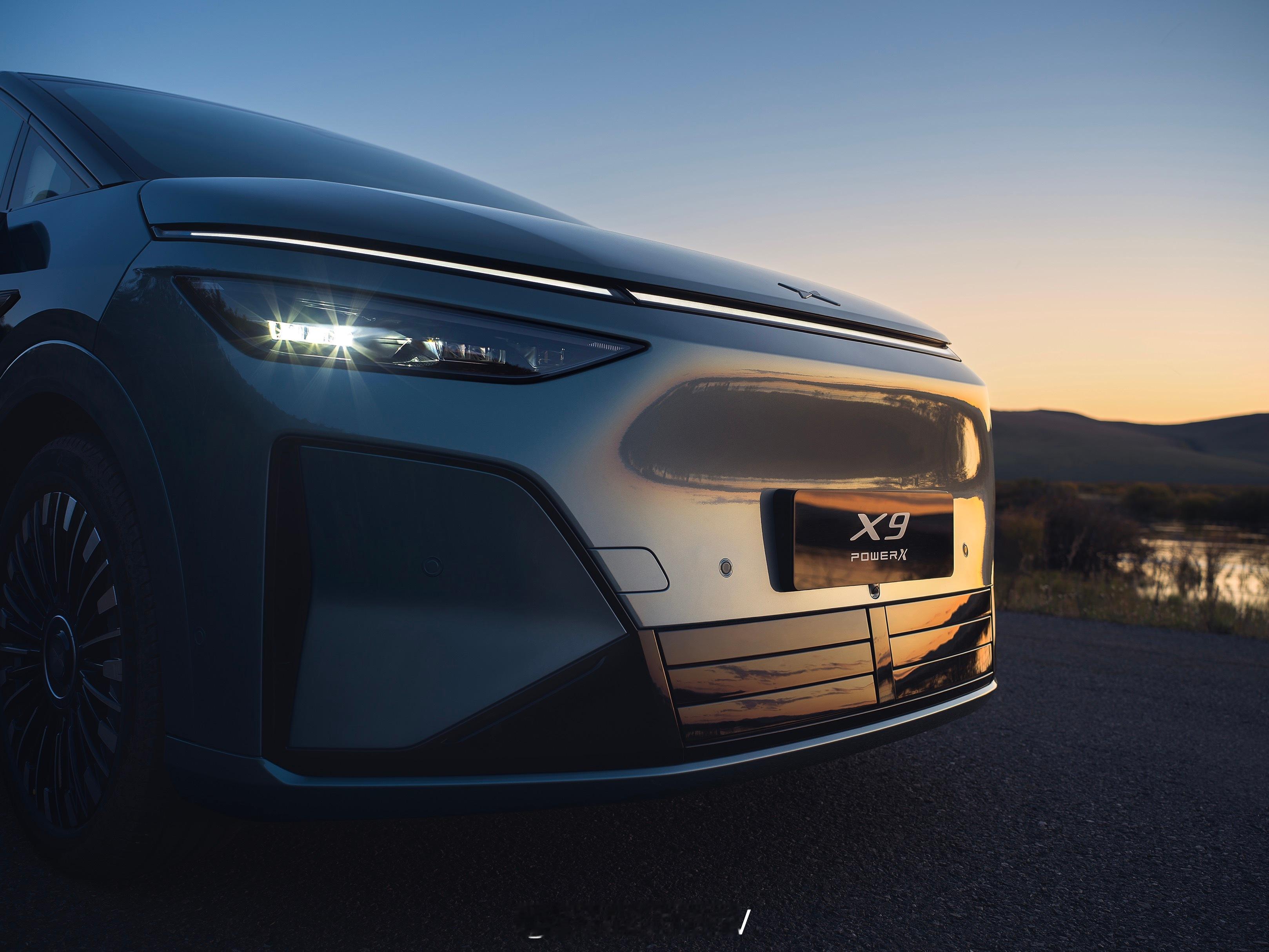 说实话刚开始看到小鹏X9说什么“超级增程”“体验颠覆”，我心里直接是打个问号这玩