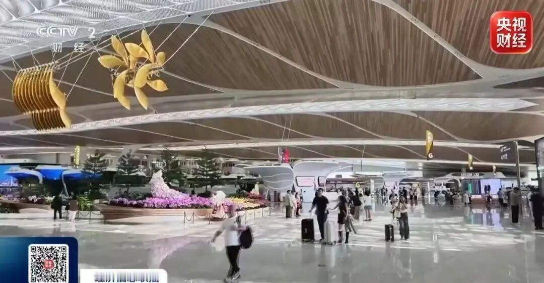 航司扛不住了，开始“割肉抢客”。

国庆假期一结束，探亲、旅游客流瞬间蒸发，但飞