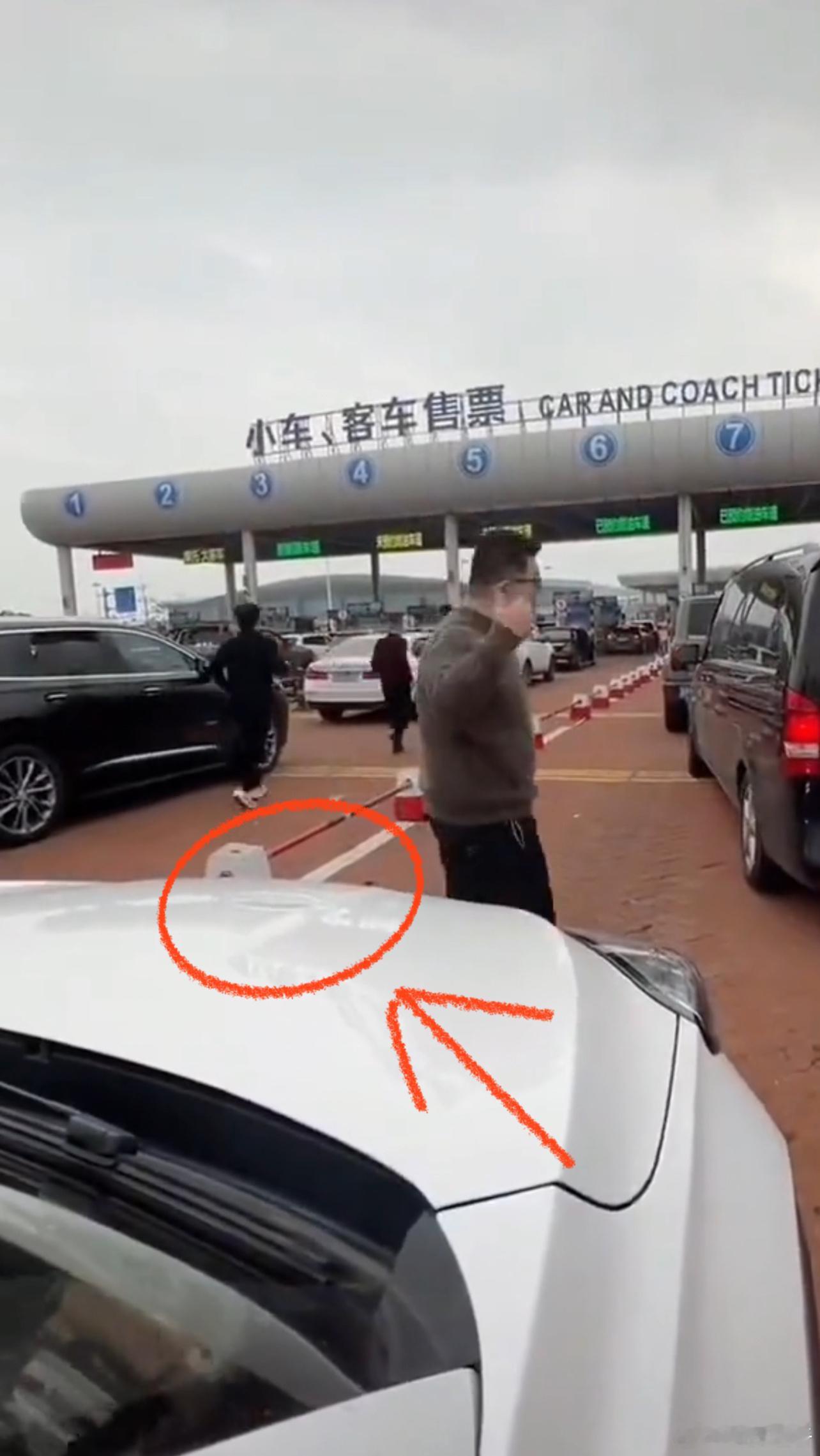 来说说被奔驰车主砸出坑的奇瑞引擎盖定损到底是多少钱。5200是海南奇瑞经销商说的