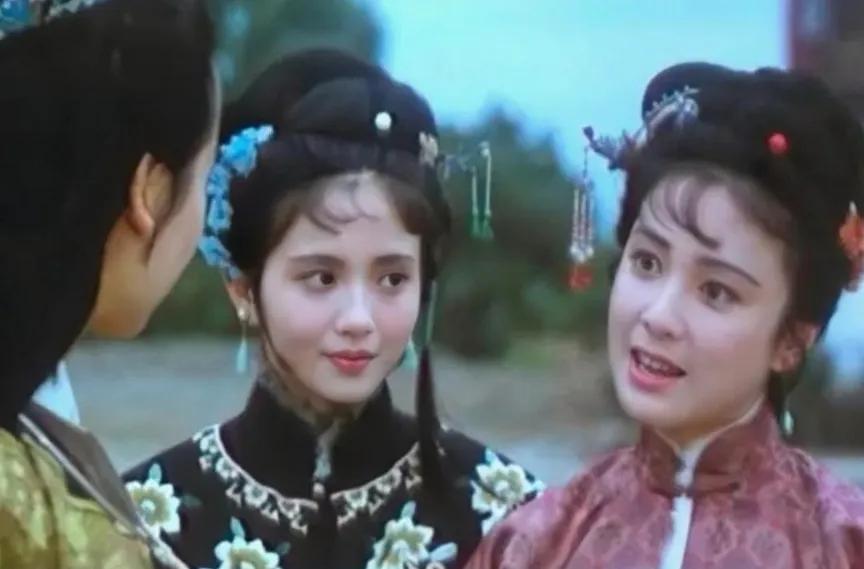 陶慧敏这版林黛玉穿黑衣是真好看啊！面料厚实、绣工精美，妆容干净得衬得脸蛋粉白水灵