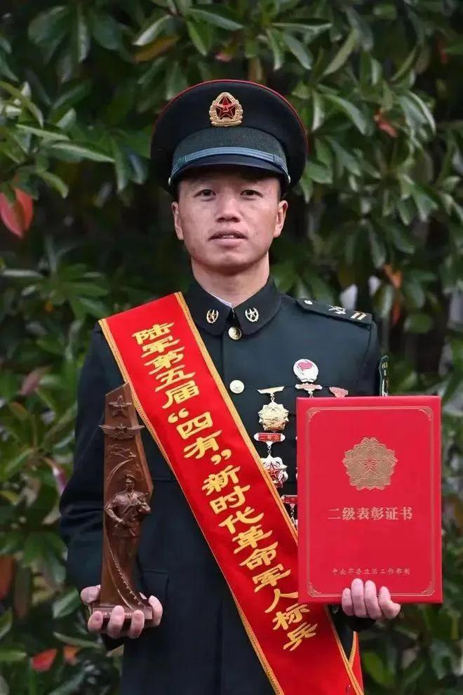 铁面武教头——特种兵王郭德清
他是苗族，云南文山人，20岁入伍，一级上士，现任西