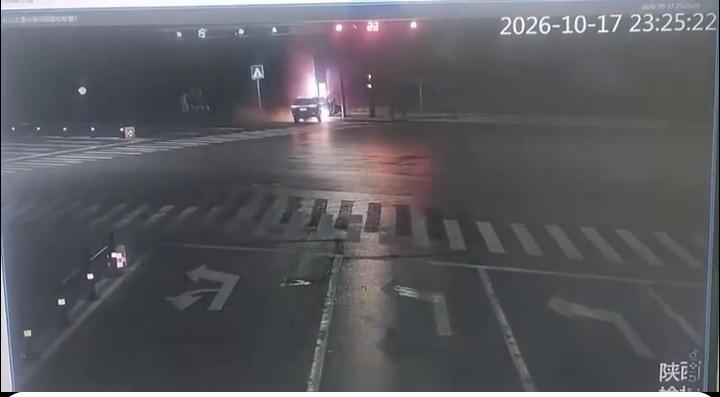 某车撞灯柱子起火司机殒命，官方也出公告了，这事就该定论了吧。
从公告中看出来，事