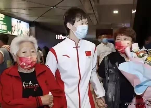 近日国乒队员王曼昱因姥姥去世而请假奔丧，却引发了一场舆论风波。这件本该是私人的家