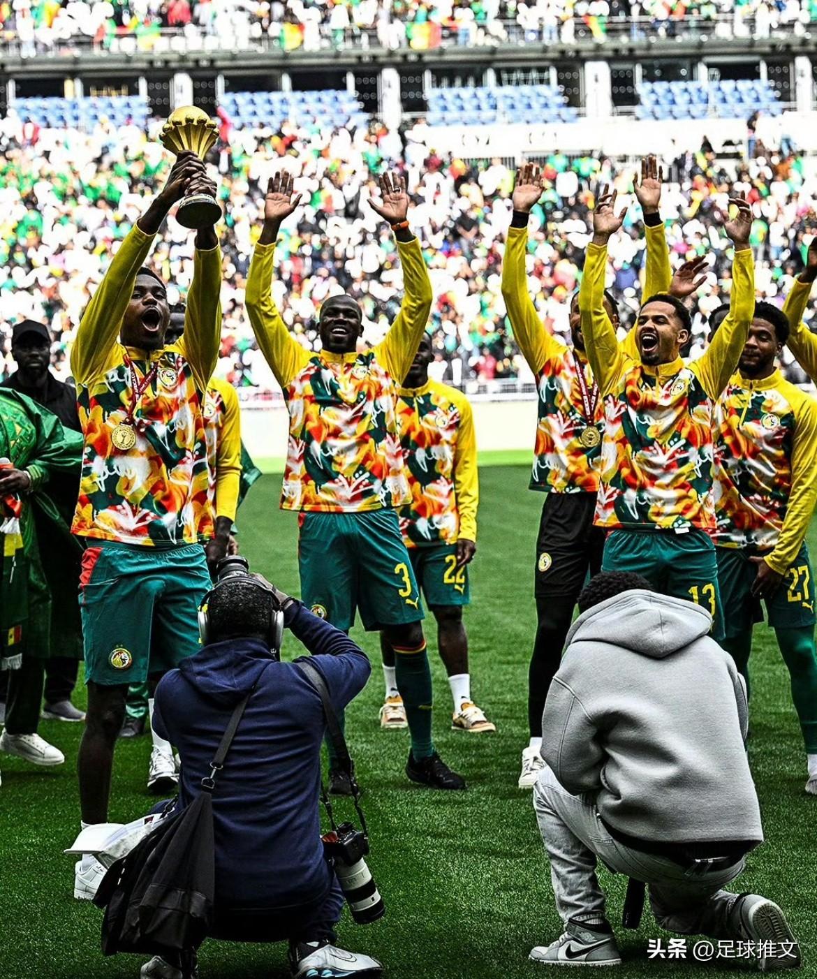 法兰西大球场塞内加尔vs秘鲁，比赛开始前，塞内加尔全队向现场球迷展示他们的非洲杯