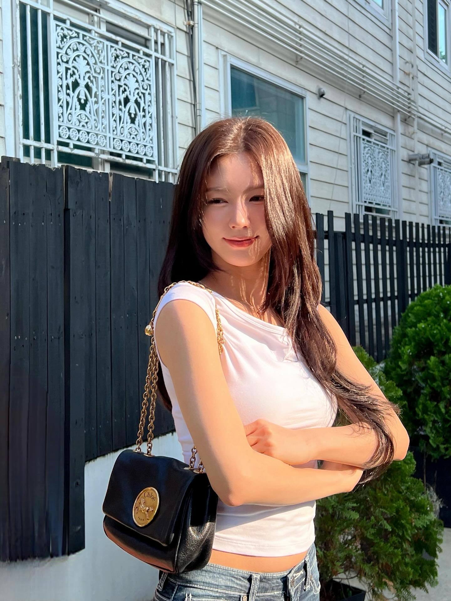 赵美延Ins更新，门面主唱好美[送花花]赵美延 ​​​