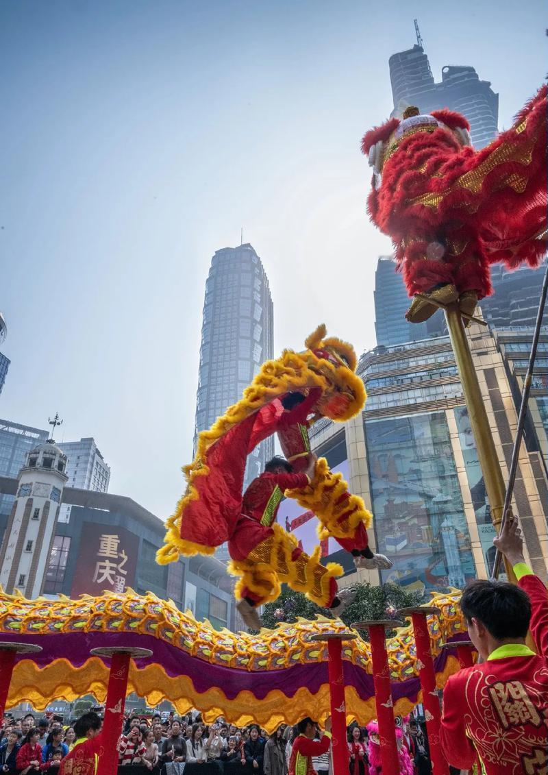 重庆人有多爱凑闹热 每年解放碑的跨年夜，都会吸引大量重庆市民和游客聚集，现场人山