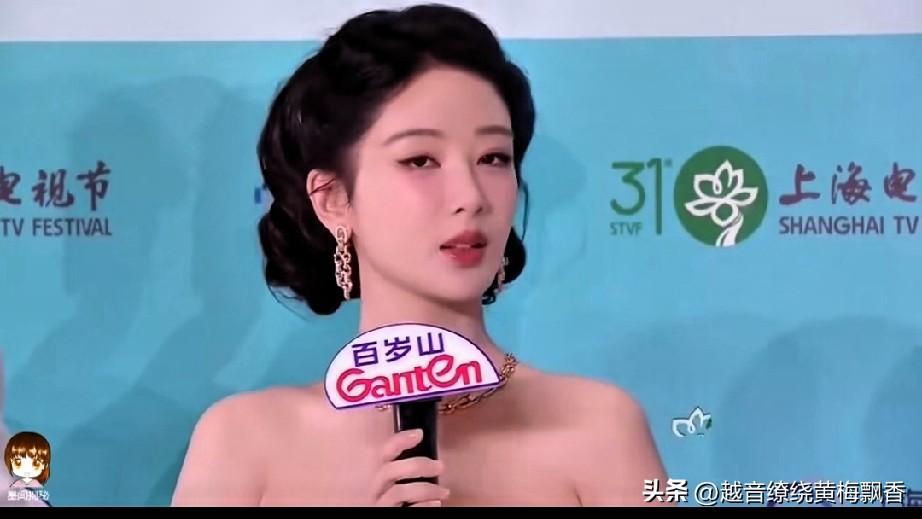 由上海电视台举办的“白玉兰奖”颁奖大会上，杨紫获得了最佳女演员奖，杨紫这次妆妆非