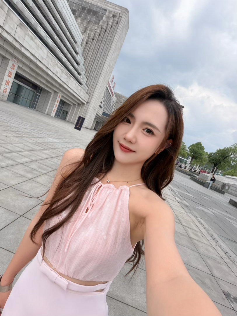 我真的被自己笑死 画好妆出门去参加活动 到北站了 进安检了 安检员给我说 车票是