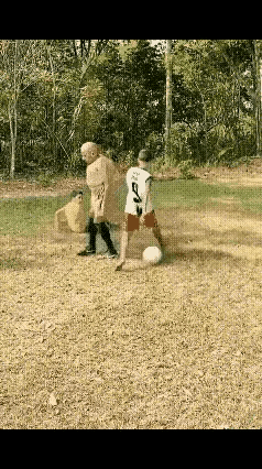 这罗锅必定是位高手，他培养出的小孩，日后定能成为球星。真是人不可貌相，海水不可斗