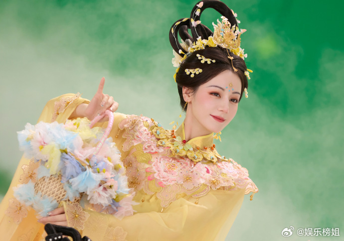 迪丽热巴踏月花絮迪丽热巴这不是仙女是什么？？？ 每一张都美得不像话[期待][期待