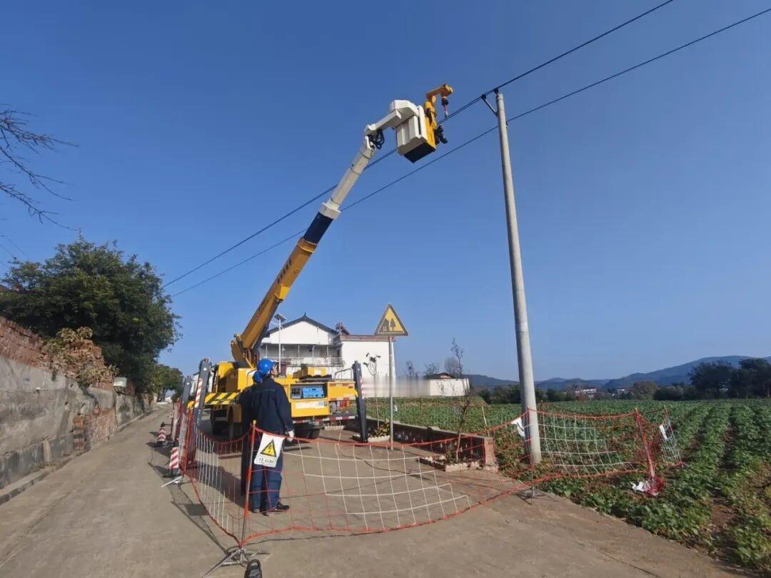 【洋县首次试点机器人带电作业】11月26日，在10千伏121傥河线白石支线柳冉分