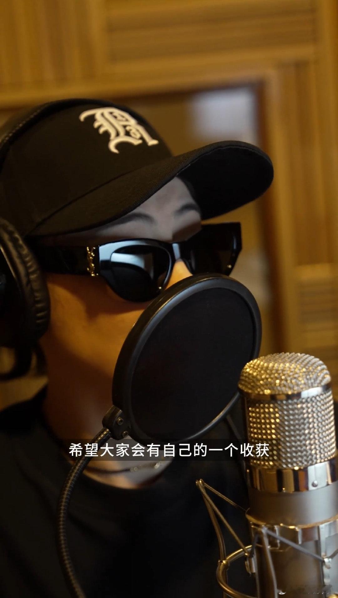 张柏芝录制新歌幕后  终于等到张柏芝的新歌相关幕后，对待作品丝毫没有懈怠呢！ 