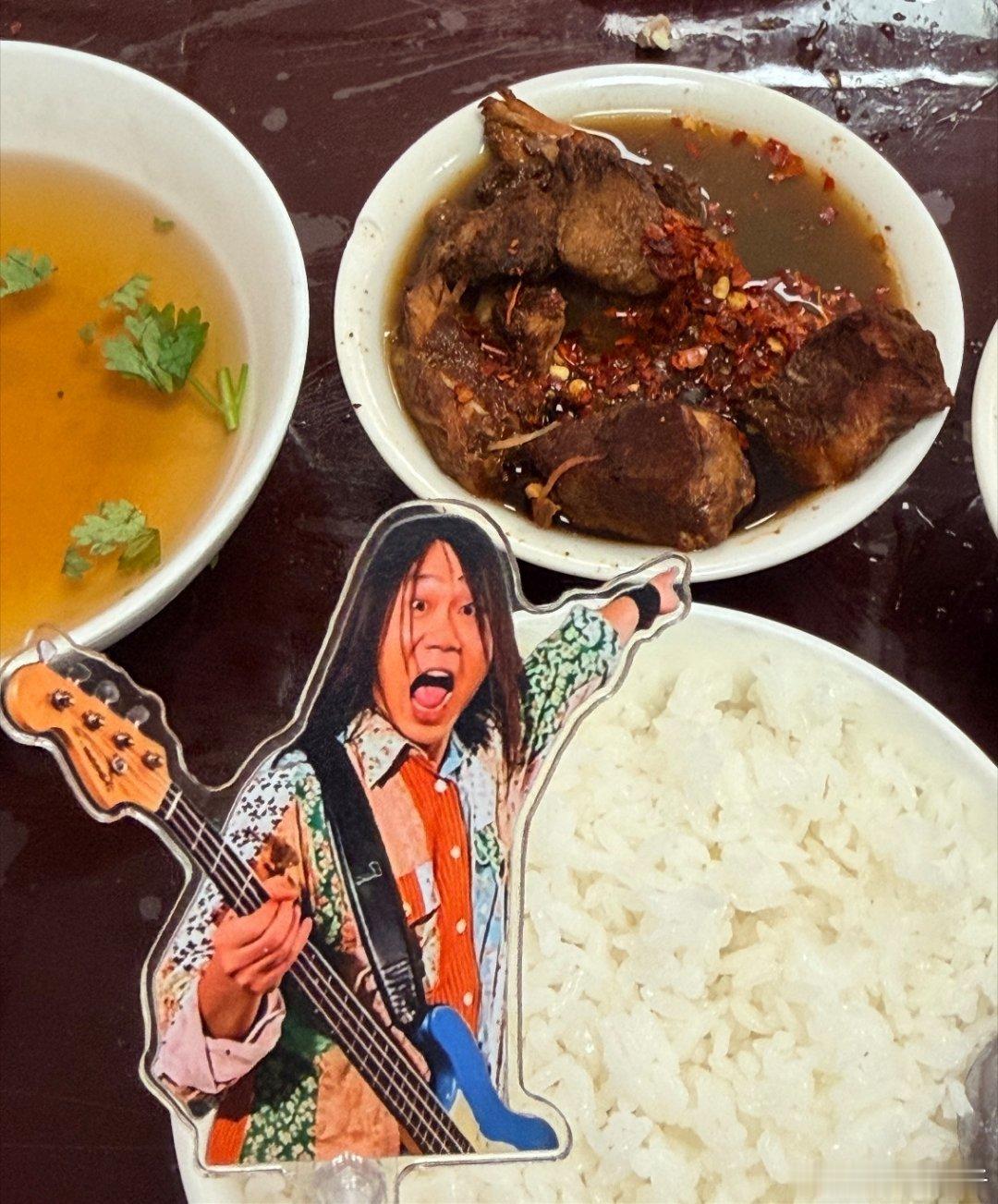 本溪这口坛肉吃了25年，我小时候这些碗都抱过我你们有机会来玩，一定到市内尝尝。大