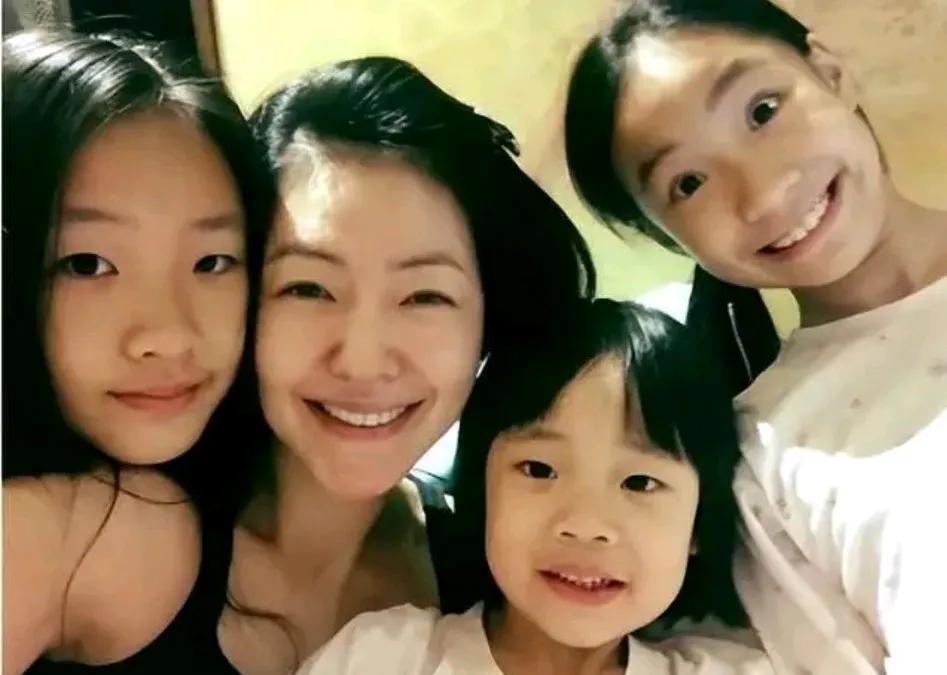 小S的后半生都不用愁了。
两个女儿现在就开始挣钱了。二女儿做了广告代言，虽然颇受