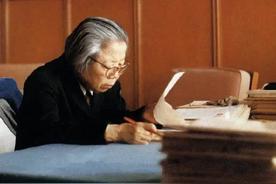 1992年7月，邓颖超因病离世，谁知，邓颖超去世前一日说出的是"李鹏"二字，这背