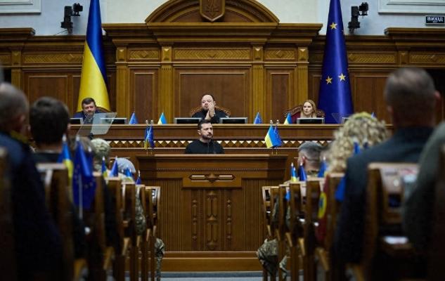 乌克兰彻底乱了，前线冻得扛不住后方高官卷1亿跑路，外交官赖在欧洲不回，这波操作直