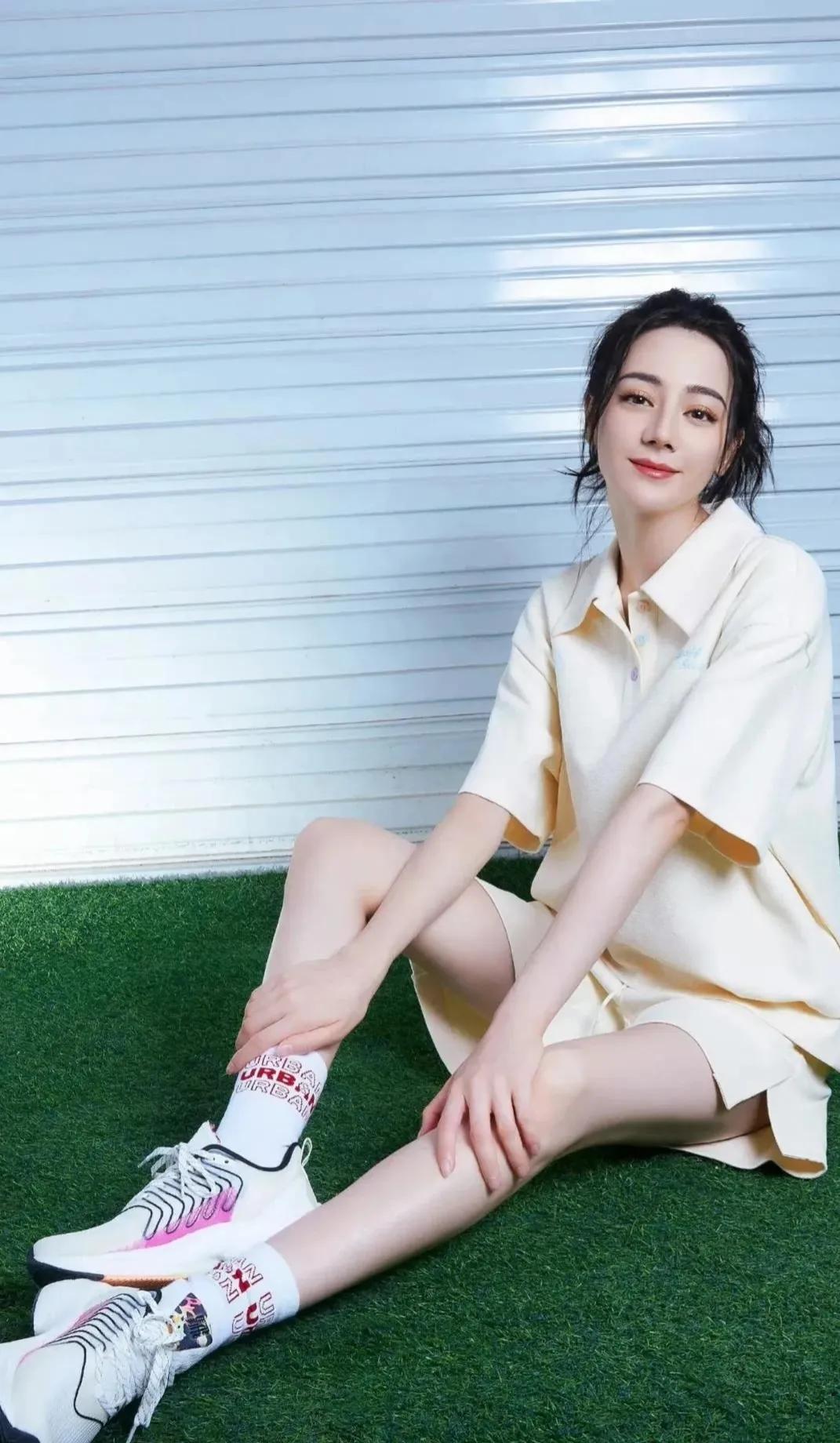 迪丽热巴是一位备受观众喜爱的演员，她在演艺界有着非常高的知名度和美誉度。迪丽热巴