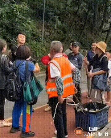 你再敢打它，我就打你。一名男游客跨越1500公里来贵州黔灵山看猴子，工作人员为了