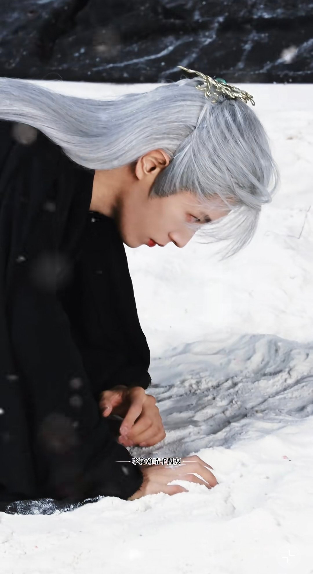 李汶翰路透白发深v李汶翰《予苍龙》路透鲨疯了！白发深V配赤焰图腾，腹肌若隐若现，