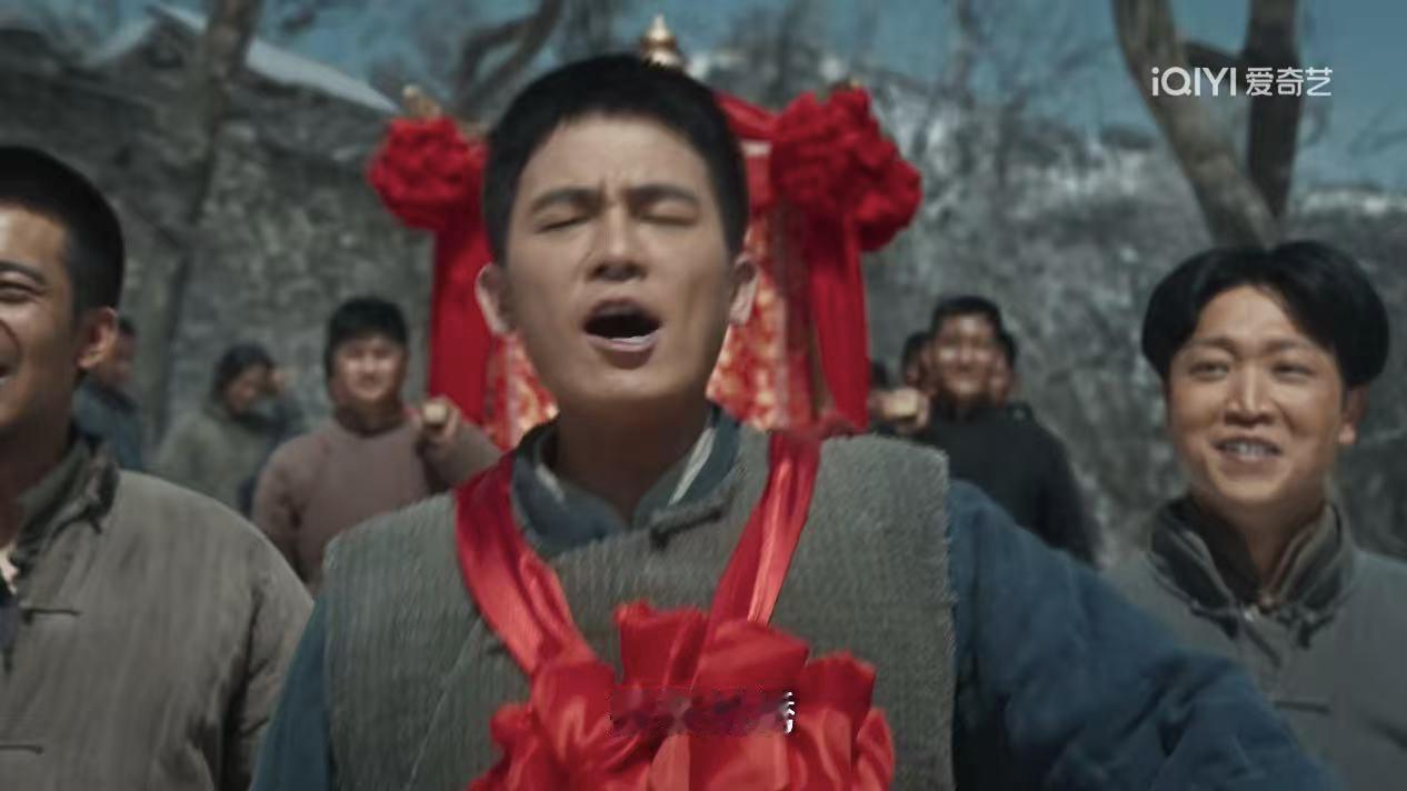 欧豪在《生万物》中饰演的封大脚真的超爱绣绣啊！

他明明喜欢绣绣，可他明白绣绣心