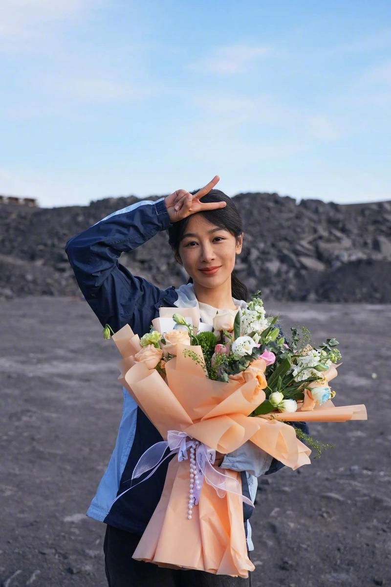 曝杨幂杨紫白玉兰二选一提名 业内评价杨幂《生万物》和杨紫《生命树》，认为85花杨