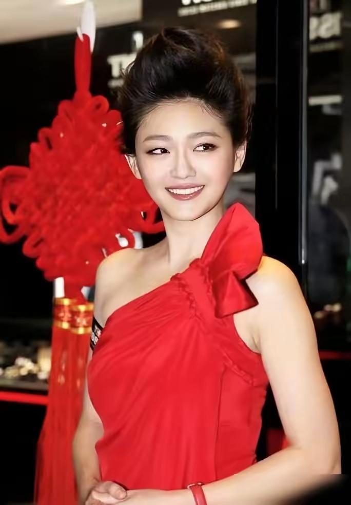 我觉得是家庭的问题，你看她和汪还是夫妻的时候，汪还是会给出反对的意见，所以她会思