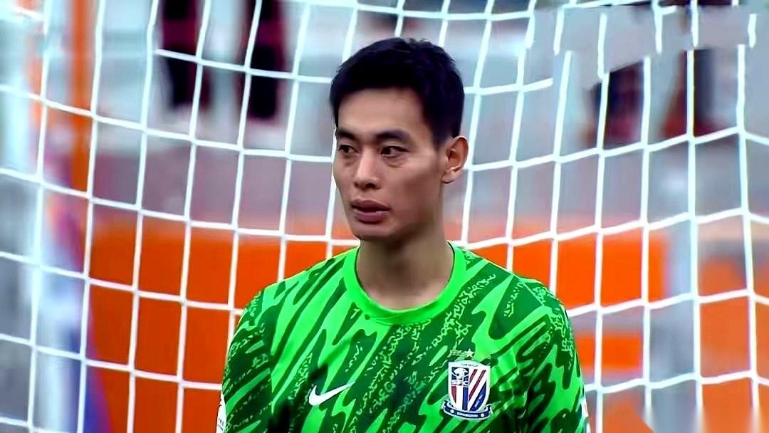 停薪、停训、停赛。
“三停”大礼包，直接送走一个职业球员的黄金生涯。
就因为一场