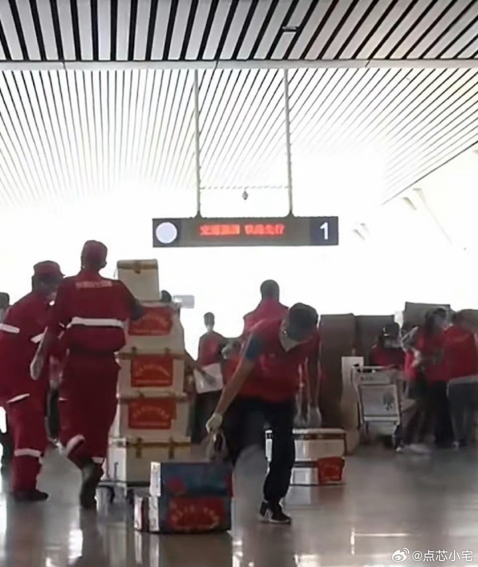 不愧是诞生过蜜雪冰城，胖东来的省份。河南人企业的担当真的没话说。巴奴最近又捐款1