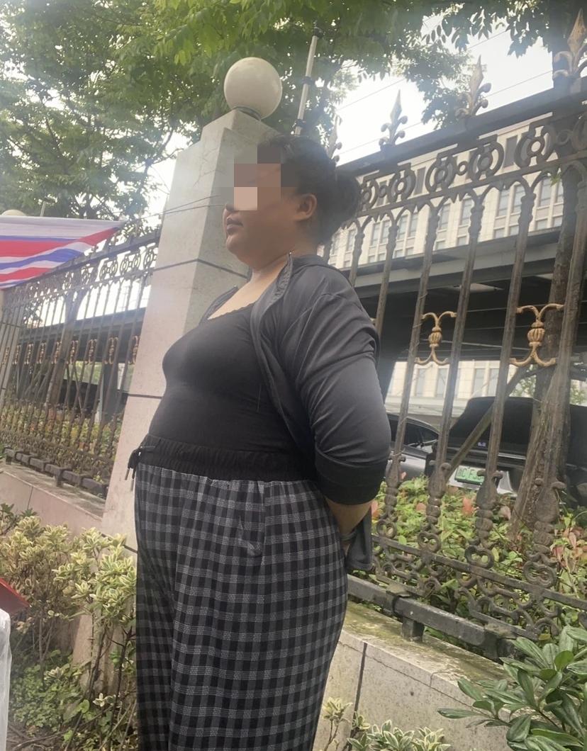 跟我老婆认识十二年，结婚十年。

刚认识老婆的时候110斤左右，圆脸微胖，弯弯的