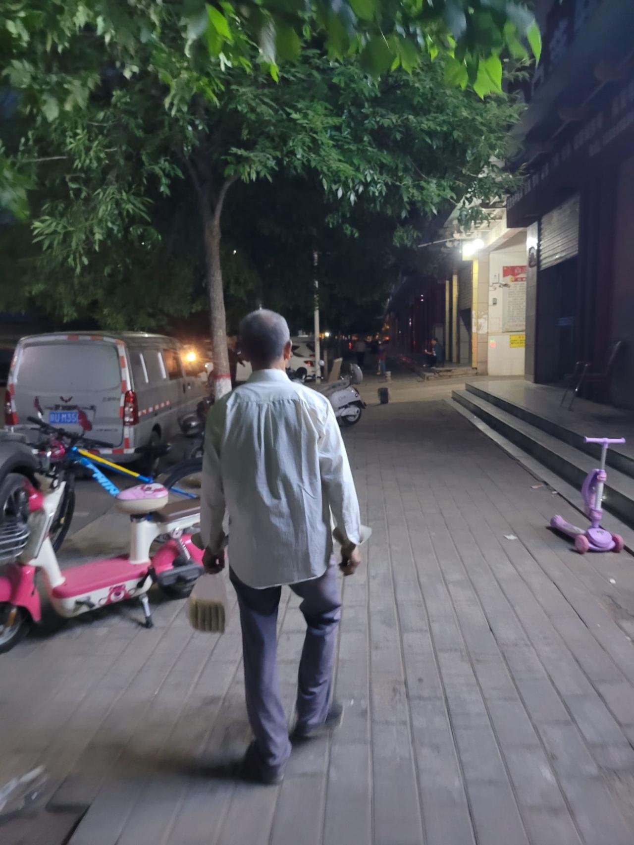 今天下午，我在炒菜时，止不住的眼泪流了下来！儿媳妇在一旁逗小孙子玩，而我则忙碌于