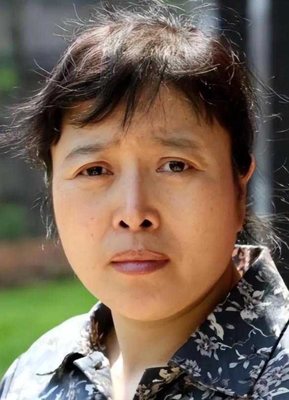 年轻时没管好下半身，如今为此付出代价，国家一级演员，六次影后，却在千人大礼堂下跪