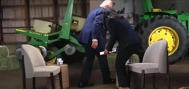 80岁的特朗普怒砸麦克风，还狠狠踩了一脚，这一脚不仅踩碎了美国全国广播公司的设备