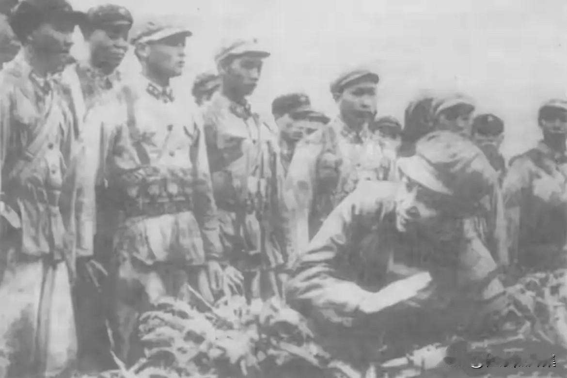 1964年，时任成都军区司令员黄新廷将军在检查部队训练时，亲自为战士们做示范动作