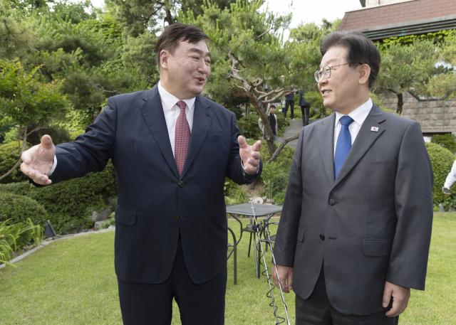 【韩国在野党代表李在明与中国驻韩大使会面，并强调中韩关系恶化责任不在中方】

中