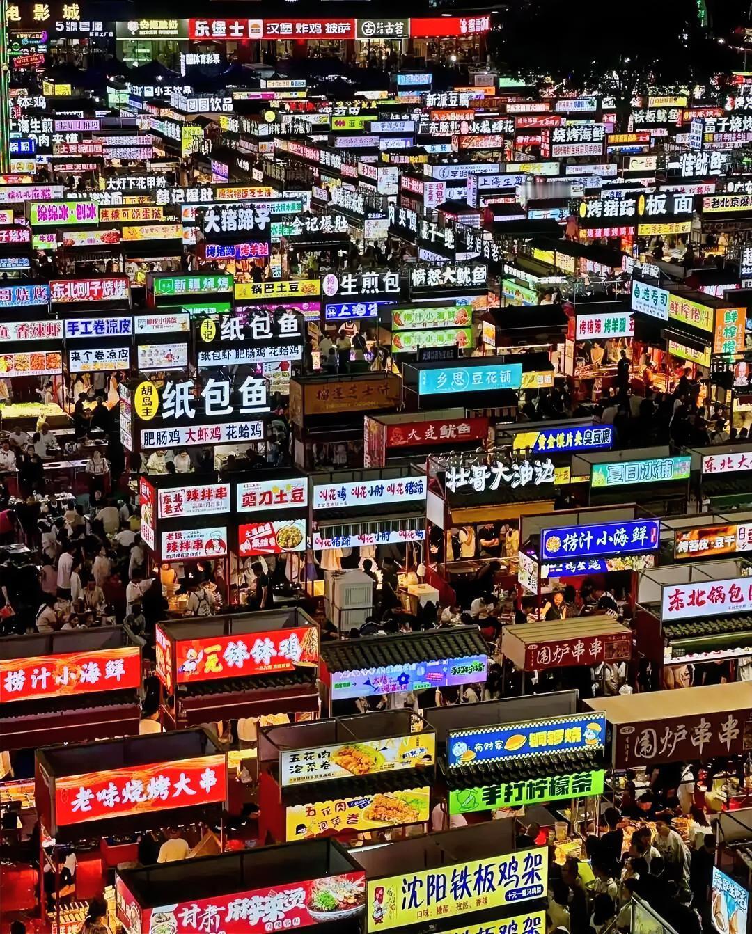 不知道大家有没有发现，很多曾经接地气的市井小吃，现在悄悄变成了钱包刺客。以前花小
