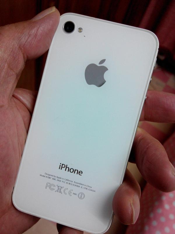 你买的第一部手机是什么品牌的2011年我毕业的时候，iPhone4已经问世了。在
