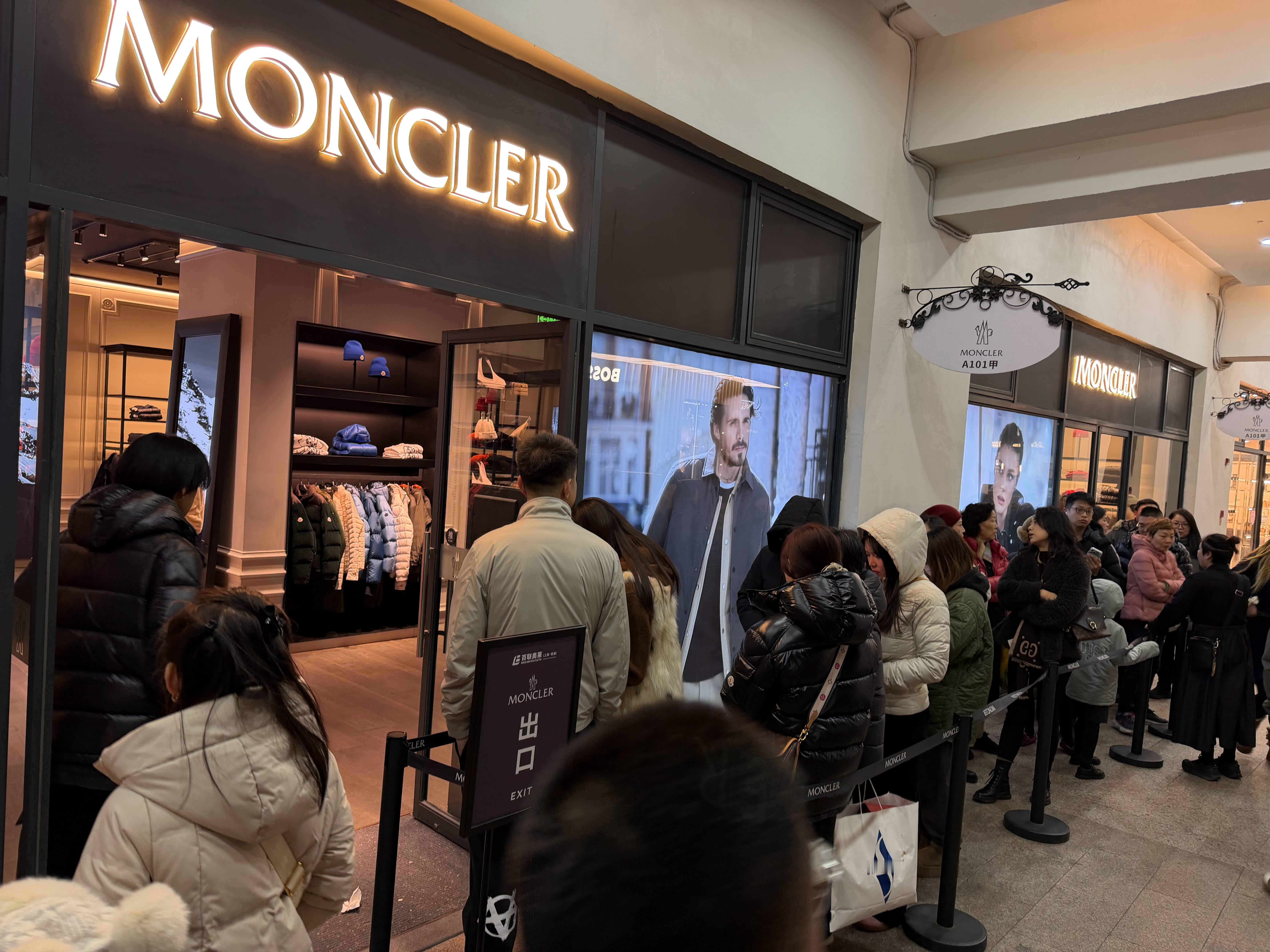 不是经济下行嚒。怎么moncler都人满为患