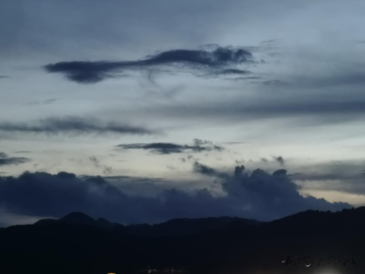 时光的河流冲刷出生命的纹理，也沉淀下智慧的珍珠。