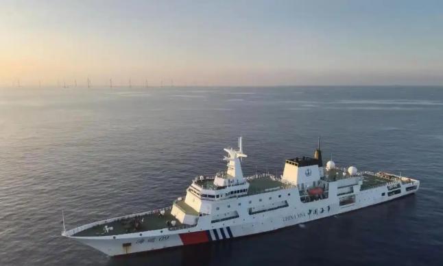 英国人这回大概是真的没睡醒，还在梦里演着那出“日不落帝国”的旧戏呢。就在前两天，