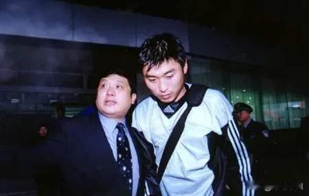 1994年，虞伟亮在上海豫园队开始了自己的职业足球生涯。在甲B联赛的锤炼中，他逐