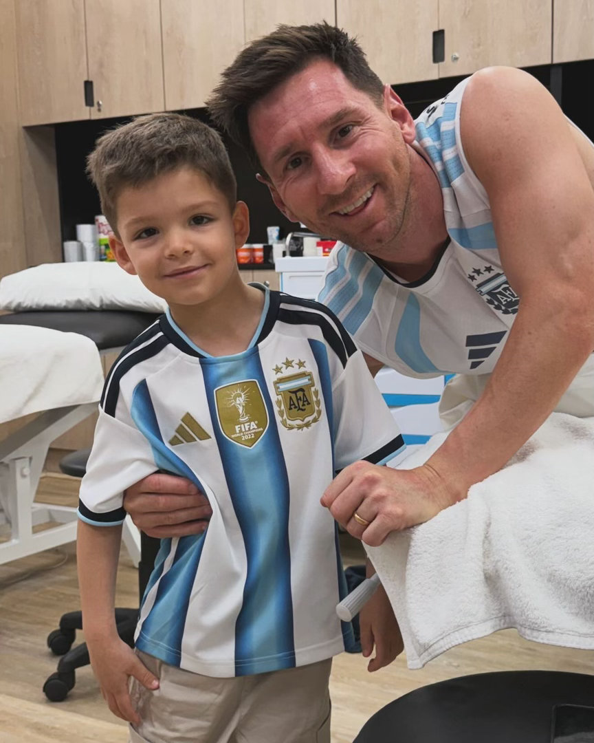 OMG～两个宝贝吗鲁利的儿子卢卡与梅西的合照😍😍梅西鲁利阿根廷队热身赛阿根廷
