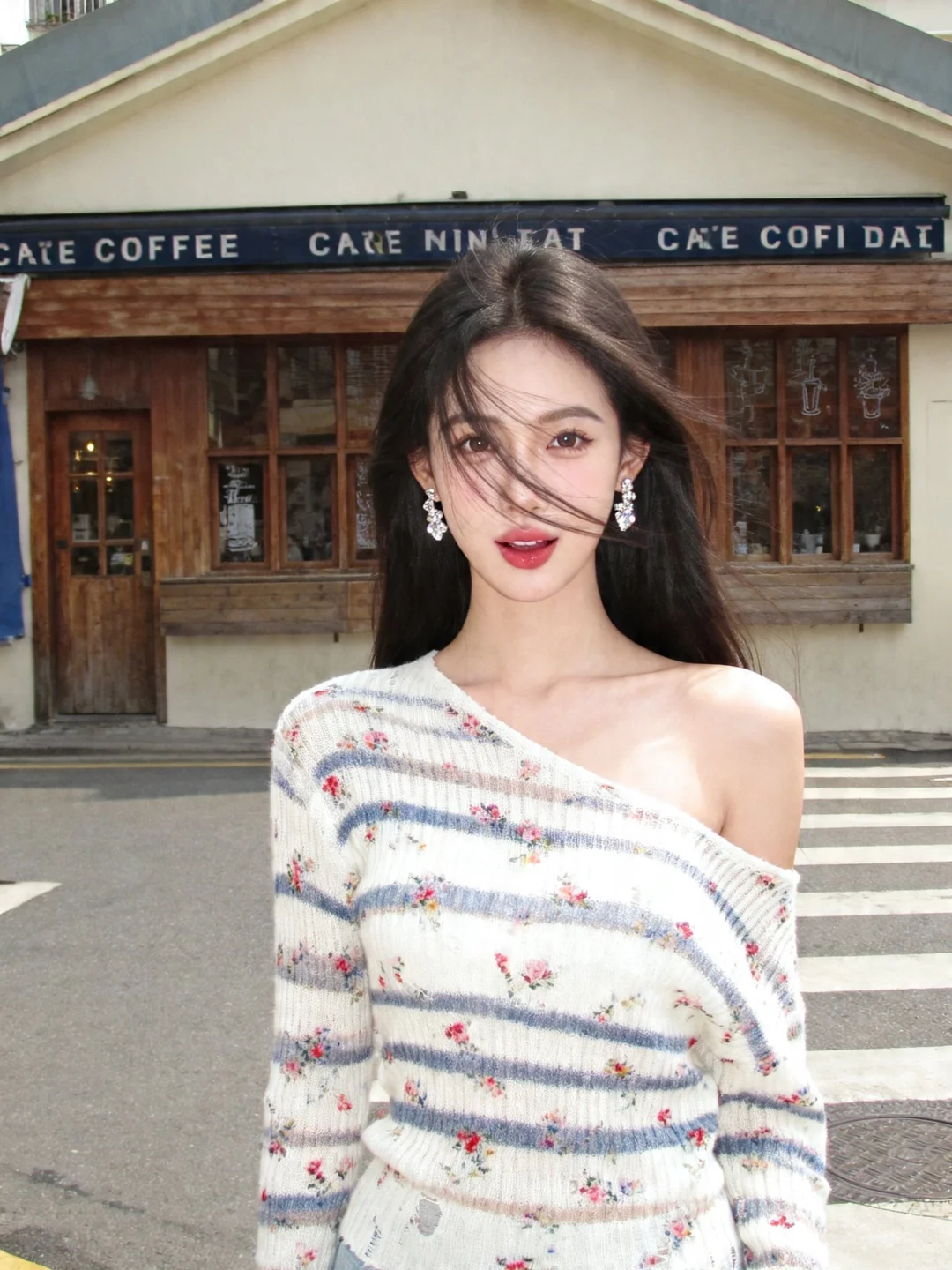 超高颜值美少女，网感头像，街角咖啡店，冷白皮，瓷白肌肤、奶油白肌肤，无...