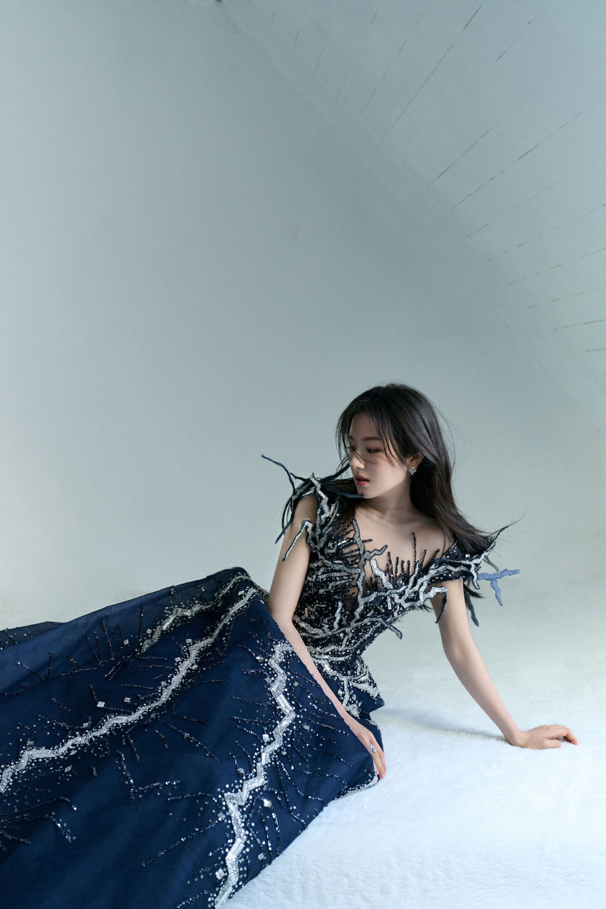 李兰迪，星海冰蓝妆荆棘裙穿搭造型，既优雅又甜美。李兰迪