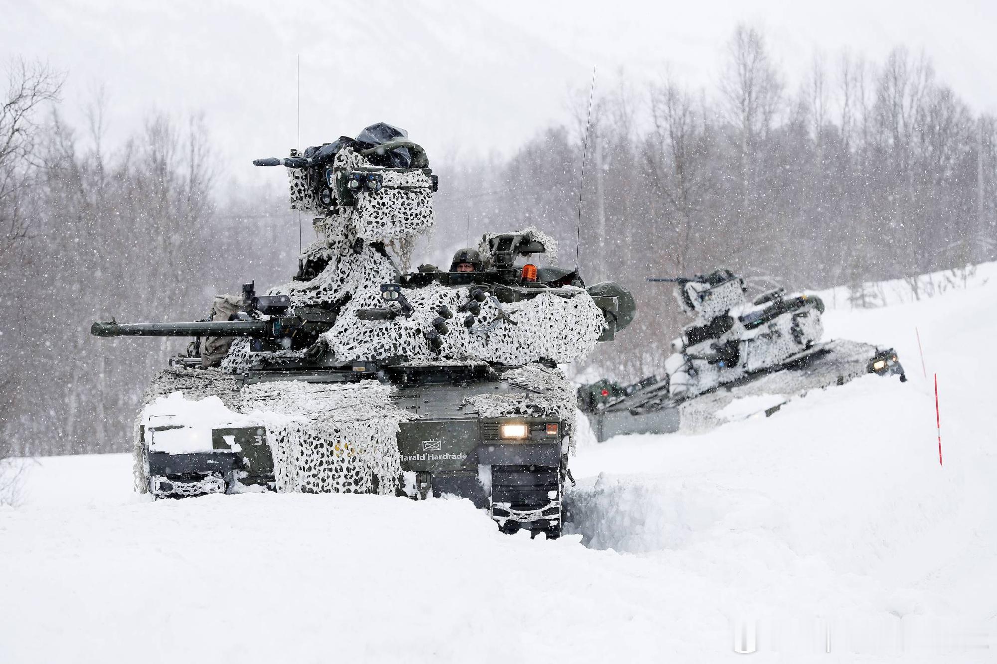 雪原中前进的CV90步兵战车 军事历史全触达