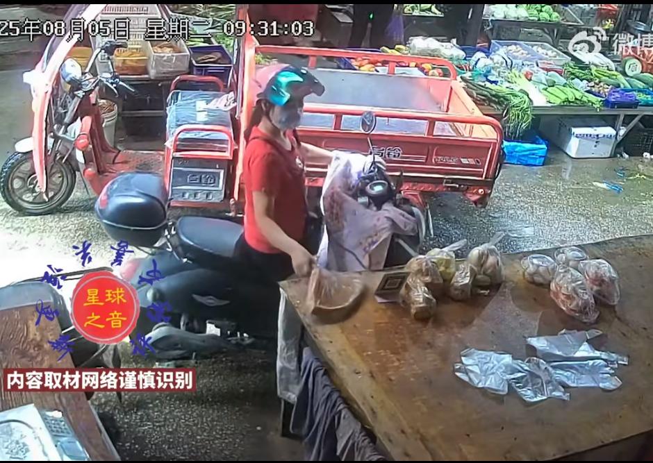 监控下，一骑电瓶车女子假装要买发糕，顺走了一块，扬长而去。事发福建某地，穿红衣服