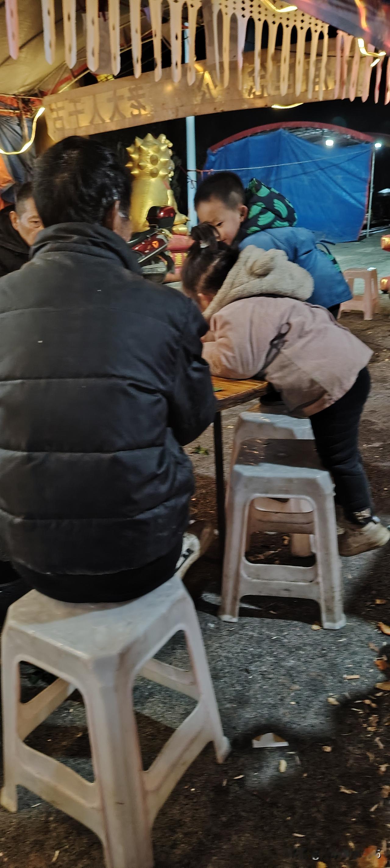 那一捧零食里的至纯时光

在这个现场，小孩的童真，让我快乐不停，她们用最童真跟我